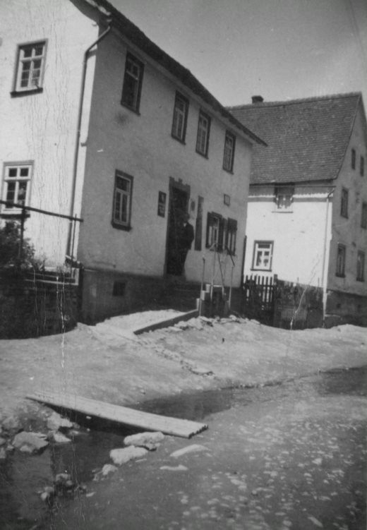Die Bachstraße, noch ohne verrohrten Bach. Erst später wurde dieser für immer unter die Erde bzw. unter die Straße verbannt. Siehe dazu Heimatbuch Eisenbach. Übrigens trägt der Bach keinen Eigennamen, sondern heißt schlicht „Der Bach“.
